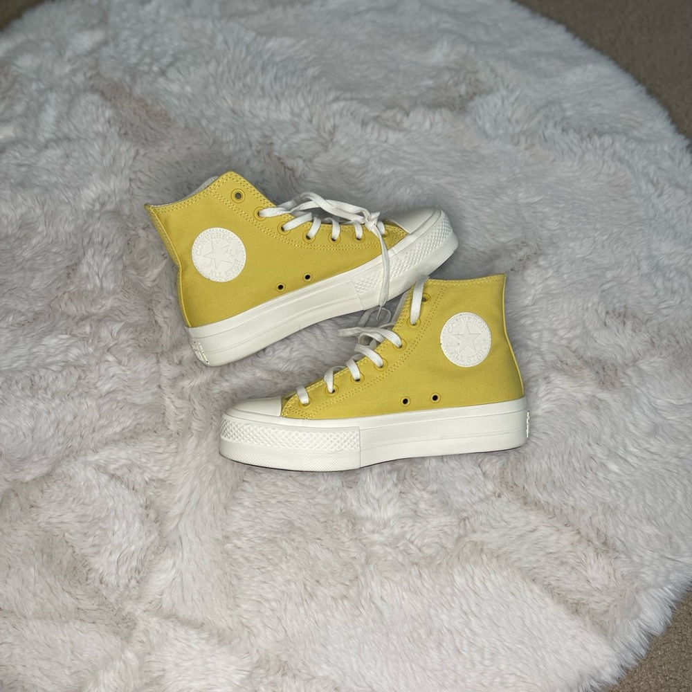 Worn once. Womens 7.5 (Fits like an 8)